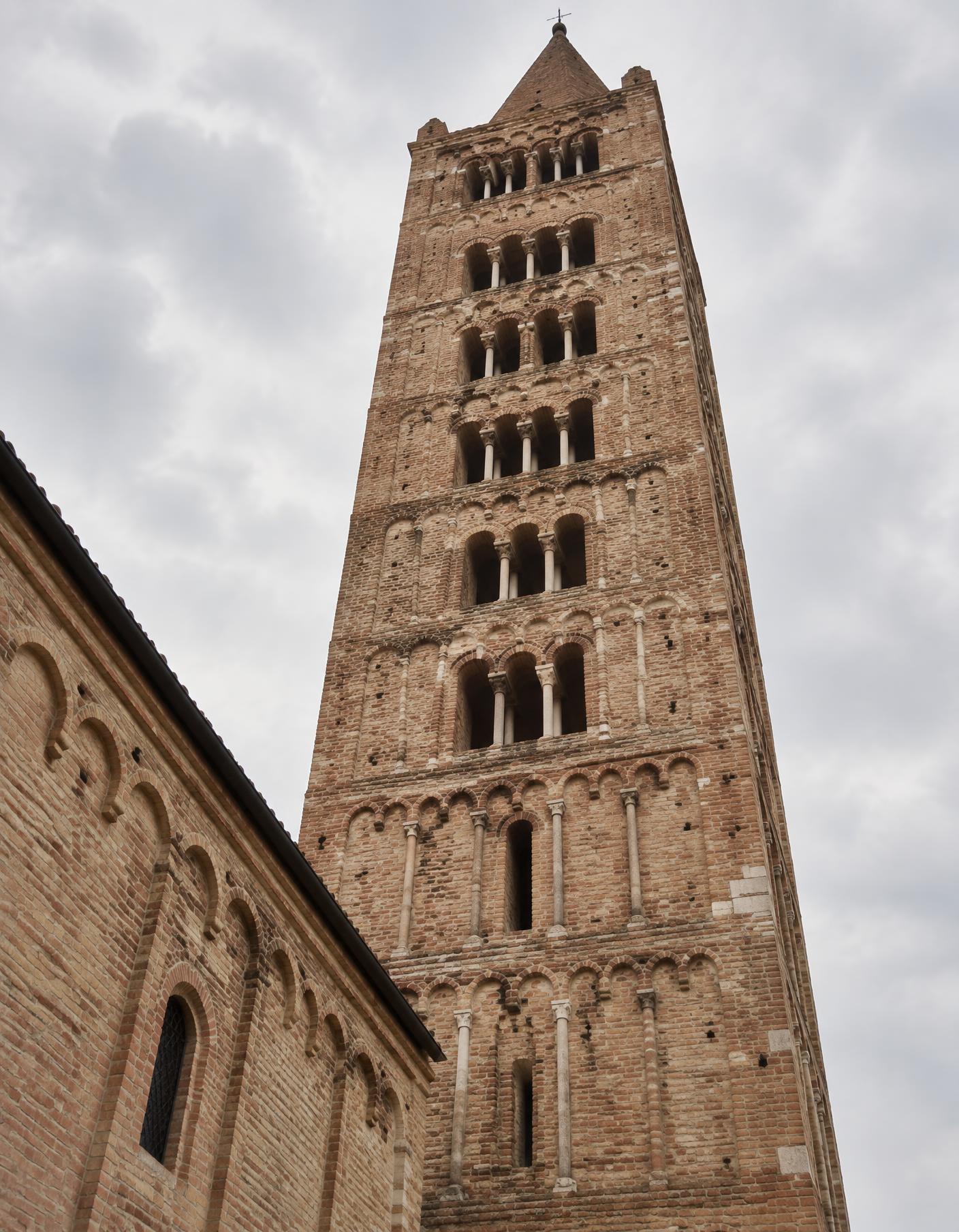 Il campanile romanico osservato dal basso