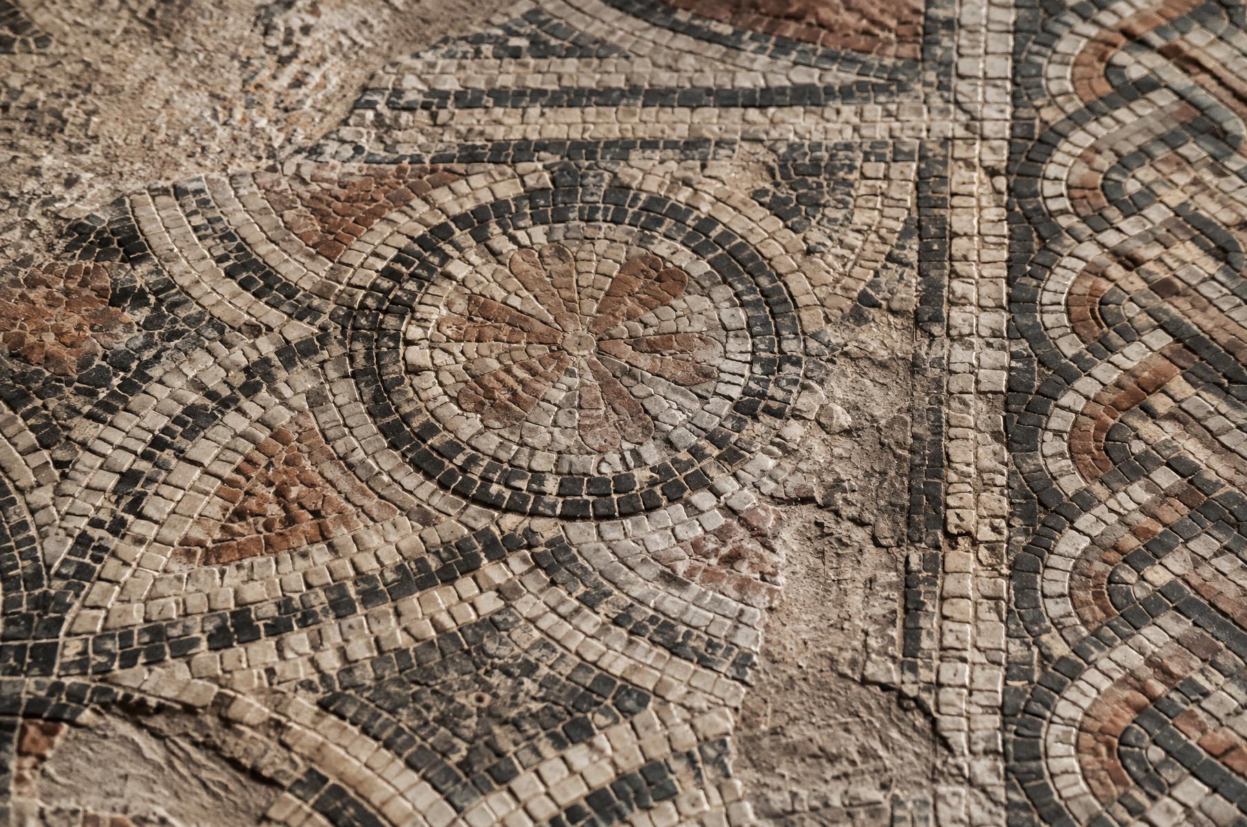 Mosaico pavimentale con motivi geometrici